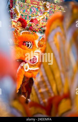 Dorfbewohner führen einen traditionellen, farbenfrohen Drachentanz auf dem zehnjährigen Da Jiu Festival-Gelände, kam Tin, New Territories, Hong Kong, 2015, auf Stockfoto