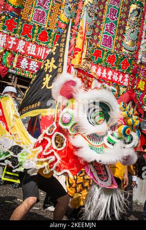 Löwentänzer bereiten sich darauf vor, das Da Jiu Festival zu verlassen und eine Prozession durch die Straßen der Stadt kam Tin, New Territories, Hong Kong, 2015, zu veranstalten Stockfoto