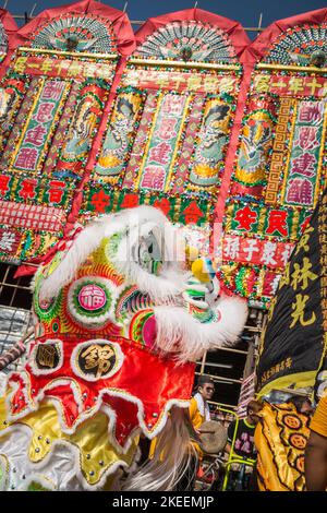 Löwentänzer bereiten sich darauf vor, das Da Jiu Festival zu verlassen und eine Prozession durch die Straßen der Stadt kam Tin, New Territories, Hong Kong, 2015, zu veranstalten Stockfoto