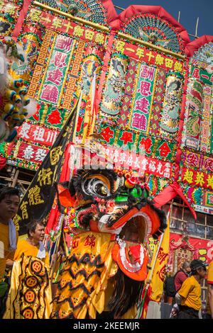 Löwentänzer bereiten sich darauf vor, das Da Jiu Festival zu verlassen und eine Prozession durch die Straßen der Stadt kam Tin, New Territories, Hong Kong, 2015, zu veranstalten Stockfoto