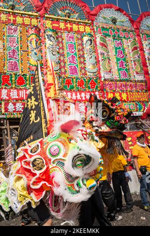 Löwentänzer bereiten sich darauf vor, das Da Jiu Festival zu verlassen und eine Prozession durch die Straßen der Stadt kam Tin, New Territories, Hong Kong, 2015, zu veranstalten Stockfoto