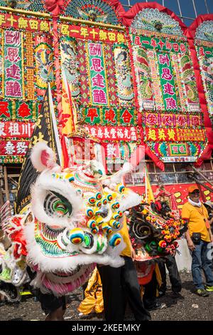 Löwentänzer bereiten sich darauf vor, das Da Jiu Festival zu verlassen und eine Prozession durch die Straßen der Stadt kam Tin, New Territories, Hong Kong, 2015, zu veranstalten Stockfoto