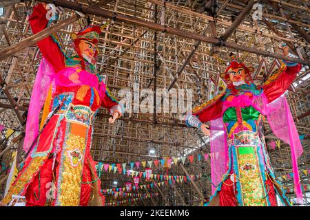 Riesige Bildnis der Gottheiten „Grüner Drache“ und „Weißer Tiger“ bewachen die Festhalle auf dem zehnjährigen Festival Da Jiu, kam Tin, Hongkong, 2015 Stockfoto