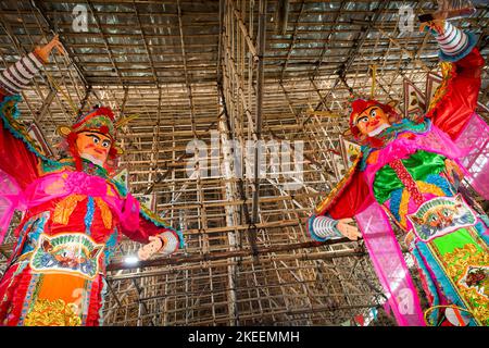 Riesige Bildnis der Gottheiten „Grüner Drache“ und „Weißer Tiger“ bewachen die Festhalle auf dem zehnjährigen Festival Da Jiu, kam Tin, Hongkong, 2015 Stockfoto