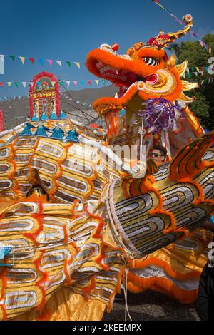 Dorfbewohner führen einen traditionellen, farbenfrohen Drachentanz auf dem zehnjährigen Da Jiu Festival-Gelände, kam Tin, New Territories, Hong Kong, 2015, auf Stockfoto