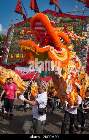 Dorfbewohner führen einen traditionellen, farbenfrohen Drachentanz auf dem zehnjährigen Da Jiu Festival-Gelände, kam Tin, New Territories, Hong Kong, 2015, auf Stockfoto