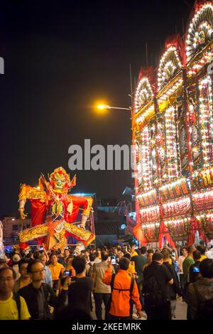 Die Dorfbewohner tragen das riesige Bildnis des Geisterkönigs nachts während des zehnjährigen Da Jiu Festivals in Hongkong, 2015, durch die Straßen der Stadt kam Tin Stockfoto