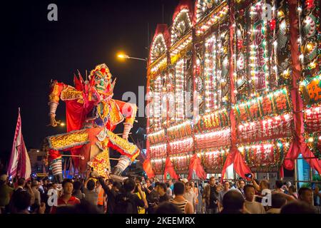 Die Dorfbewohner tragen das riesige Bildnis des Geisterkönigs nachts während des zehnjährigen Da Jiu Festivals in Hongkong, 2015, durch die Straßen der Stadt kam Tin Stockfoto