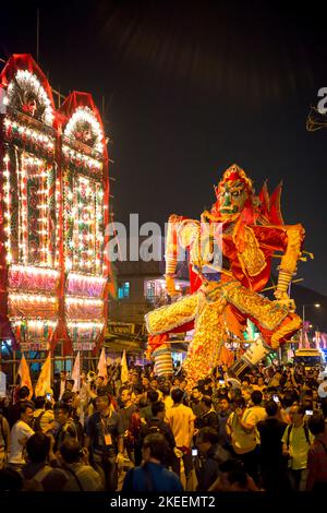 Die Dorfbewohner tragen das riesige Bildnis des Geisterkönigs nachts während des zehnjährigen Da Jiu Festivals in Hongkong, 2015, durch die Straßen der Stadt kam Tin Stockfoto