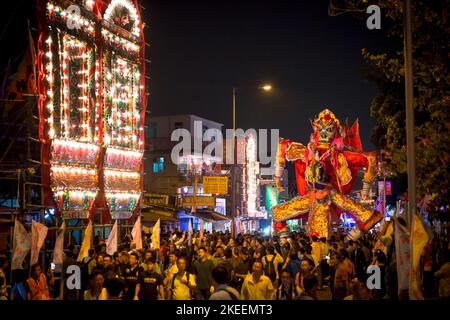 Die Dorfbewohner tragen das riesige Bildnis des Geisterkönigs nachts während des zehnjährigen Da Jiu Festivals in Hongkong, 2015, durch die Straßen der Stadt kam Tin Stockfoto