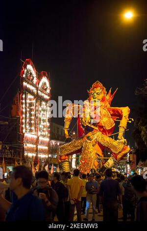 Die Dorfbewohner tragen das riesige Bildnis des Geisterkönigs nachts während des zehnjährigen Da Jiu Festivals in Hongkong, 2015, durch die Straßen der Stadt kam Tin Stockfoto