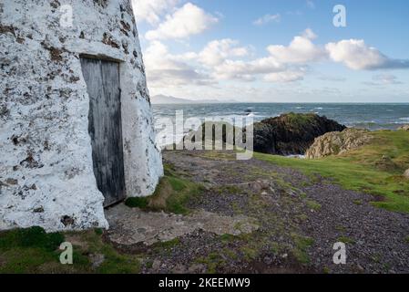 TWR Bach Lighthouse auf Llanddwyn Island, Anglesey, North Wales. Stockfoto