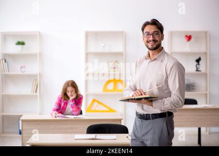 Junge Lehrerin und Rotschopf im Klassenzimmer Stockfoto