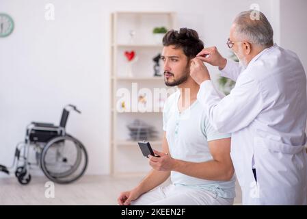 Junger Patient mit Hörproblemen, der einen Arzt besucht, einen HNO-Arzt Stockfoto