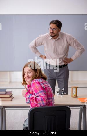 Junge Lehrerin und Rotschopf im Klassenzimmer Stockfoto