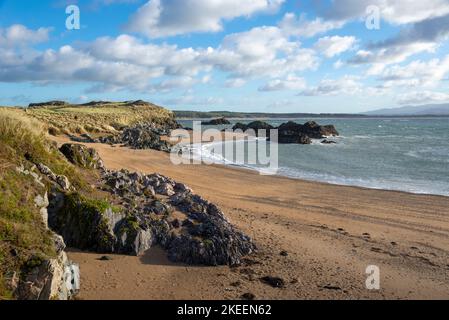 Sandstrand auf Llanddwyn Island, Anglesey. Blick zurück in Richtung Newborough Beach. Stockfoto