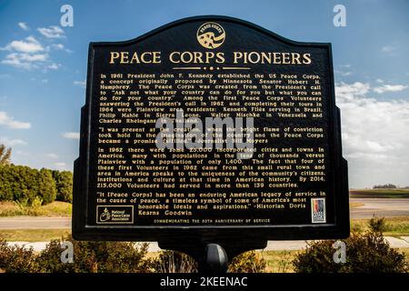 Peace Corps Pioneer Plaque in Plainview, Minnesota, USA. 1962 kamen vier Freiwillige des ersten Friedenskorps aus der Kleinstadt Plainview. Stockfoto