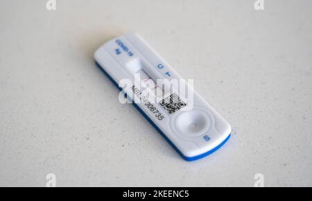 BHZ Ein positiver Covid-Test. Das Lateral Flow Kit zeigt zwei Linien, die einen positiven Test auf das COVID 19-Virus während eines Hometests UK BHZ anzeigen Stockfoto
