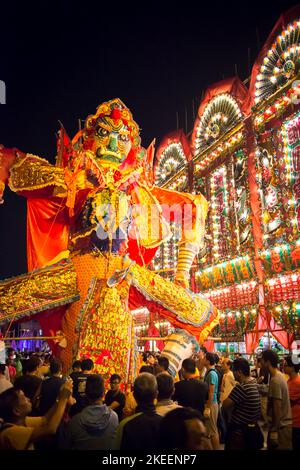 Die Dorfbewohner tragen das riesige Bildnis des Geisterkönigs nachts während des zehnjährigen Da Jiu Festivals in Hongkong, 2015, durch die Straßen der Stadt kam Tin Stockfoto