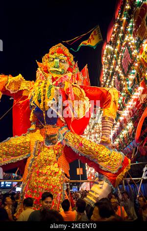 Die Dorfbewohner tragen das riesige Bildnis des Geisterkönigs nachts während des zehnjährigen Da Jiu Festivals in Hongkong, 2015, durch die Straßen der Stadt kam Tin Stockfoto