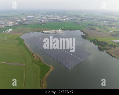 Der größte schwimmende Solarpark in Europa auf einem Sandgewinnungssee, Bomhofsplas in Zwolle, Niederlande. Nachhaltige Gewinnung erneuerbarer Energien Stockfoto