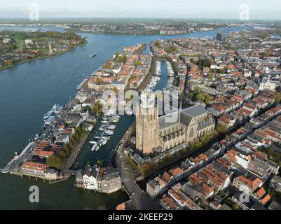 Stadtzentrum von Dordrecht, Dordt, Südholland, die niederländische Skyline entlang des Oude Maas-Flusskanals. Grote Kerk und historisches traditionelles Erbe Stockfoto