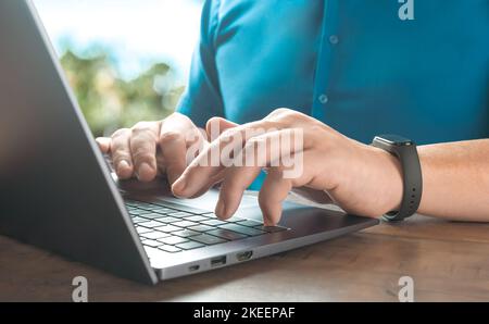 Nahaufnahme der Person Hand tippen auf Laptop-Tastatur, Autor schreiben auf Notebook-Computer, Geschäftsmann Programmierer Arbeitskonzept. Freiberuflicher Texter Stockfoto