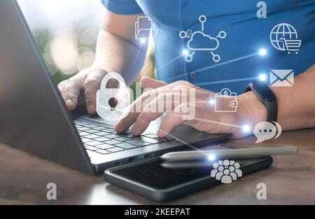 Cyber-Sicherheitskonzept, Doppelbelichtung des Mannes, der auf Laptop-Computer mit Technologiecode Hintergrund der Cyber-Sicherheit Symbole und Internet-Netzwerk arbeitet Stockfoto