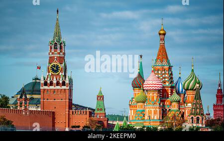 Moskauer Kreml und Basilius-Kathedrale, Russland. Schönes Panorama der Moskauer Innenstadt in 2022 2023 Jahren. Moskau, Basilius-Kathedrale in Rot aufgehört Stockfoto