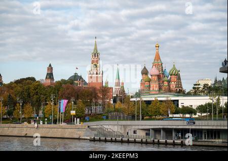 Moskau. Russland. 14. Oktober 2022: Panoramablick auf den Roten Platz von Moskau, Kremltürme, Sterne und Uhr Kuranti, Basilius-Kathedrale Ivan Be Stockfoto