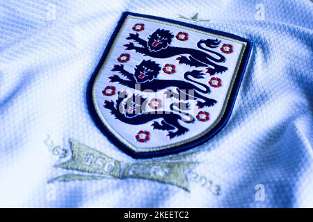 Fußballverband-Emblem zum 150.-jährigen Bestehen Englands „1863/2013“ auf dem nationalen Fußballtrikot aufgenäht. Das Wappen zeigt die drei l Stockfoto