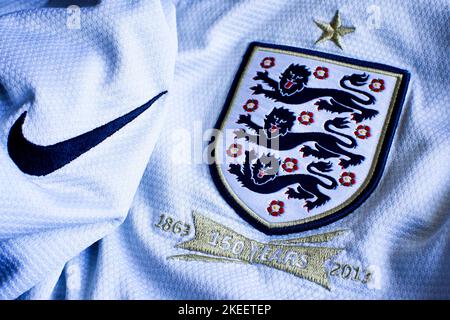 Fußballverband-Emblem zum 150.-jährigen Bestehen Englands „1863/2013“ auf dem nationalen Fußballtrikot aufgenäht. Das Wappen zeigt die drei l Stockfoto