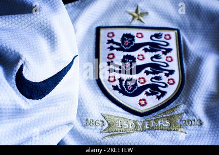 Fußballverband-Emblem zum 150.-jährigen Bestehen Englands „1863/2013“ auf dem nationalen Fußballtrikot aufgenäht. Das Wappen zeigt die drei l Stockfoto