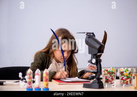 Junge kleine Mädchen Chemiker im Klassenzimmer Stockfoto