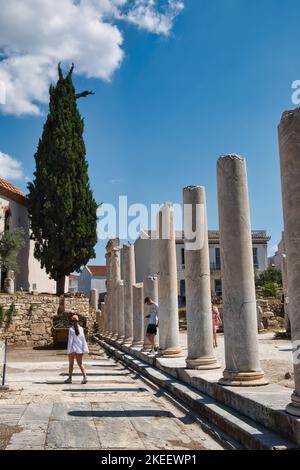 Touristen besuchen die römische Agorà in Athen Stockfoto