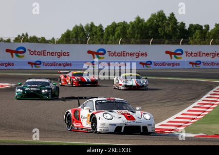 56 IRIBE Brendan (usa), MILLROY Ollie (gbr), BARNICOAT Ben (gbr), Team Project 1, Porsche 911 RSR - 19, Aktion während der 8 Stunden von Bahrain 2022, 6. Lauf der FIA-Langstrecken-Weltmeisterschaft 2022 auf dem Bahrain International Circuit vom 9. Bis 12. November 2022 in Sakhir, Bahrain – Foto DPPI Stockfoto