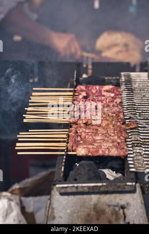 Nahaufnahme einer Reihe von arrosticini auf einem Grill Stockfoto