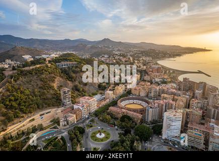 Die Drohne Luftaufnahme des Strandes von Malagueta bei Sonnenaufgang in Malaga, Spanien. Stockfoto
