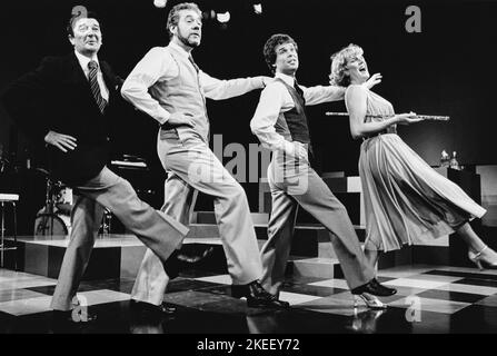 l-r: Robin Ray, Jonathan Adams, Martin Connor und Tricia George in TOMFOOLERY at the Criterion Theatre, London SW1 05/06/1980 Words, music & Lyrics von Tom Lehrer zusammengestellt von Robin Ray & Cameron Mackintosh musikalische Leitung: Chris Walker Design: Adrian Faux Beleuchtung: Andrew Bridge Regie: Gillian Lynne Stockfoto