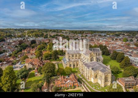 Die Drohne Luftaufnahme der Winchester Cathedral und der Stadt, England. Die Kathedrale Kirche der Heiligen Dreifaltigkeit, St. Peter, St. Paul und St. Swittun. Stockfoto