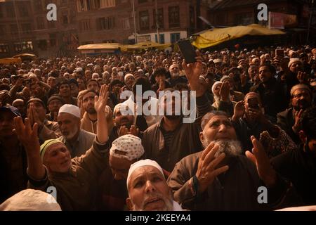 Srinagar, Indien. 11.. November 2022. Muslimische Anhänger beten, während der Hauptpriester des Schreins (nicht abgebildet) nach dem jährlichen Urs (Jahrestag) im Schrein des muslimischen Predigers und heiligen, Sheikh Syed Abdul Qadir Jeelani, in Srinagar, der Sommerhauptstadt des indischen Kaschmir, am 11. November 2022 heilige Reliquien zeigt. Tausende von Anhängern drängten sich während ihres 11-tägigen Festivals zum Heiligtum, in dem sich die Reliquie des heiligen befindet, um den Urs des heiligen zu feiern. (Foto: Mubashir Hassan/Pacific Press) Quelle: Pacific Press Media Production Corp./Alamy Live News Stockfoto