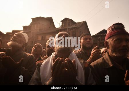 Srinagar, Indien. 11.. November 2022. Muslimische Anhänger beten, während der Hauptpriester des Schreins (nicht abgebildet) nach dem jährlichen Urs (Jahrestag) im Schrein des muslimischen Predigers und heiligen, Sheikh Syed Abdul Qadir Jeelani, in Srinagar, der Sommerhauptstadt des indischen Kaschmir, am 11. November 2022 heilige Reliquien zeigt. Tausende von Anhängern drängten sich während ihres 11-tägigen Festivals zum Heiligtum, in dem sich die Reliquie des heiligen befindet, um den Urs des heiligen zu feiern. (Foto: Mubashir Hassan/Pacific Press) Quelle: Pacific Press Media Production Corp./Alamy Live News Stockfoto