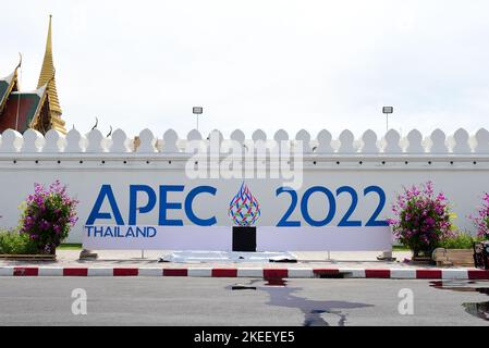 Bangkok, Thailand. 11.. November 2022. Auf dem Gelände vor dem Großen Palast installieren Beamte ein Presseschild APEC 2022. Thailand ist Gastgeber der Asien-Pazifik-Wirtschaftskooperation (APEC) im Rahmen des APEC Leaders Summit. Sie findet vom 18-19. Bis zum 2022. November im Queen Sirikit National Convention Center (QSNCC) unter dem Motto "Open Connect Balance" statt.Thailand war bereits 2 Mal Gastgeber, das erste Mal 1992 und das zweite Mal 2003. (Foto von Teera Noisakran/Pacific Press) Quelle: Pacific Press Media Production Corp./Alamy Live News Stockfoto