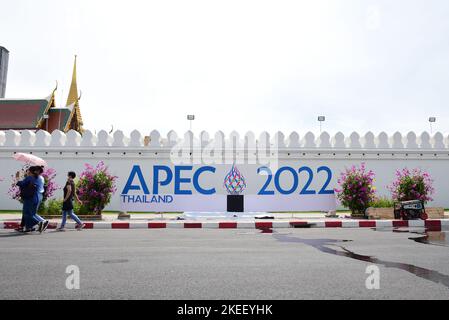 Bangkok, Thailand. 11.. November 2022. Auf dem Gelände vor dem Großen Palast installieren Beamte ein Presseschild APEC 2022. Thailand ist Gastgeber der Asien-Pazifik-Wirtschaftskooperation (APEC) im Rahmen des APEC Leaders Summit. Sie findet vom 18-19. Bis zum 2022. November im Queen Sirikit National Convention Center (QSNCC) unter dem Motto "Open Connect Balance" statt.Thailand war bereits 2 Mal Gastgeber, das erste Mal 1992 und das zweite Mal 2003. (Foto von Teera Noisakran/Pacific Press) Quelle: Pacific Press Media Production Corp./Alamy Live News Stockfoto