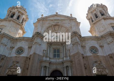 Die Catedral de Cediz von unten gesehen. Cárez, Provinz Andalusien, Spanien. Stockfoto