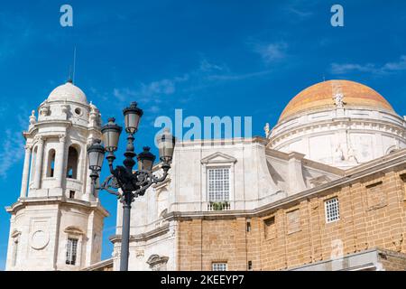 Die Catedral de Cediz von unten gesehen. Cárez, Provinz Andalusien, Spanien. Stockfoto