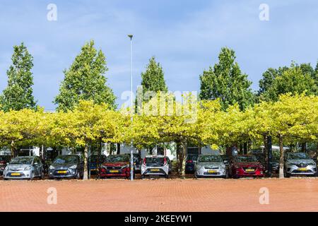 Zuidhorn, Niederlande - 25. September 2022: Rathaus und grüner Parkplatz in Zuidhorn Gemeinde Groningen Provinz in den Niederlanden Stockfoto