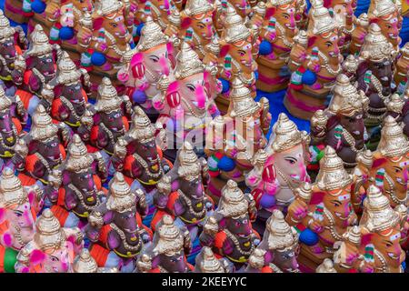 Kollektionen von Ganapthi-Idolen sind im Straßenladen zu sehen Stockfoto