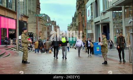 Glasgow, Schottland, Großbritannien 12.. November 2022. Mohnverkäufer auf der Style Mile of Scotland, Buchanan Street, sahen Kadetten in Kraft. Credit Gerard Ferry/Alamy Live News Stockfoto