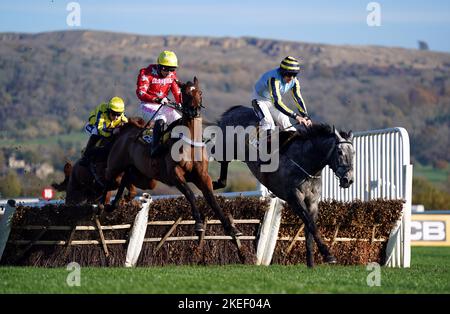 Drehbuchautor Paddy Brennan (links) unter Jockey-Führung hat den letzten Zaun auf dem Weg zur JCB Triumph Trial Juvenile-Hürde vor dem Kriegskorrespondenten und Sam Twiston-Davies (rechts), der am zweiten Tag des November-Treffens auf der Pferderennbahn Cheltenham Dritter wurde. Bilddatum: Samstag, 12. November 2022. Stockfoto